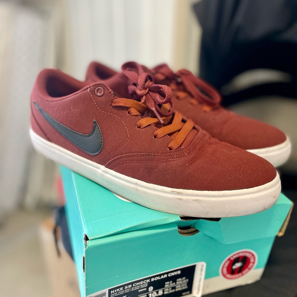 Nike SB Check Solar Canvas Shoes in Maroon and Black